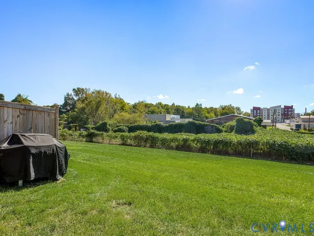 a view of a house with backyard