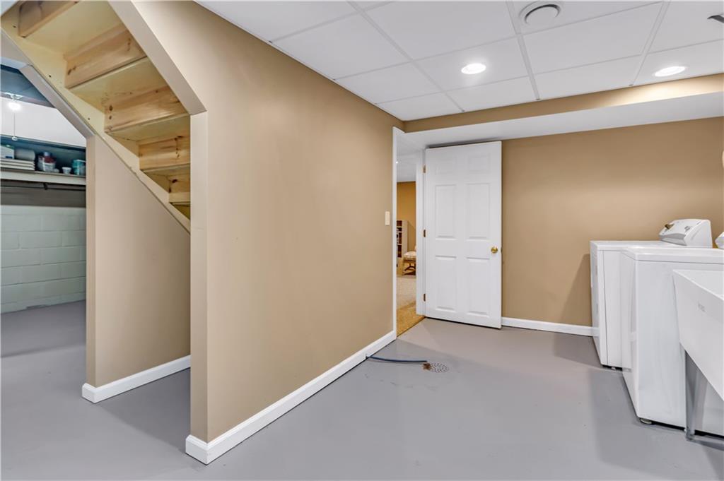 434 Summit Drive Pittsburgh, PA 15228 - Photo 20 of 24 a view of an empty room