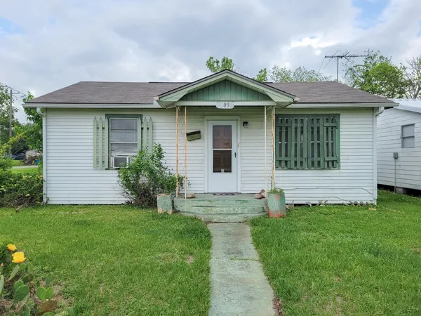 $875 | 409 North Parrish Street, Angleton, TX 77515