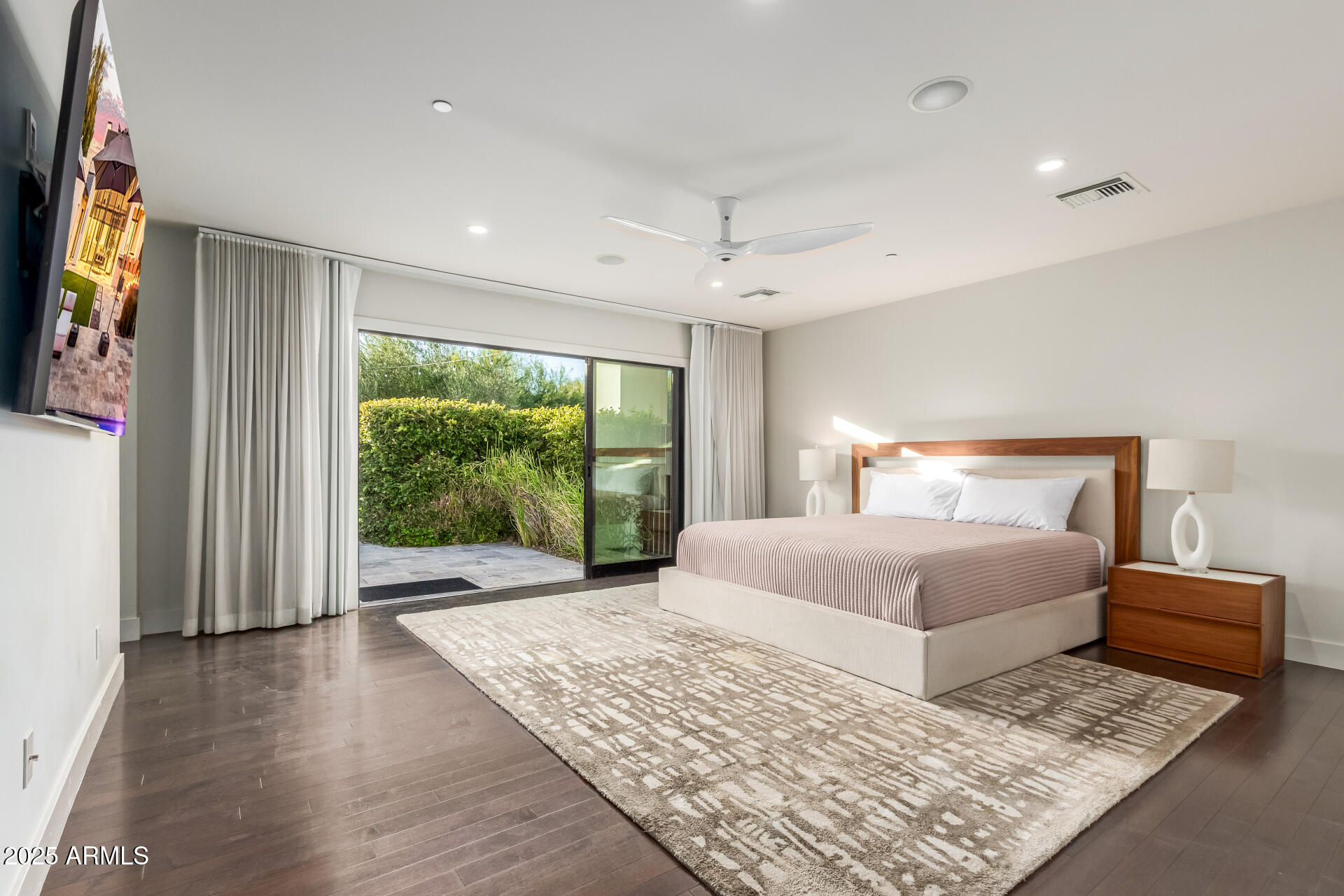 6636 North 48th Street Paradise Valley, AZ 85253 - Photo 21 of 54 a bedroom with a large bed and a large window