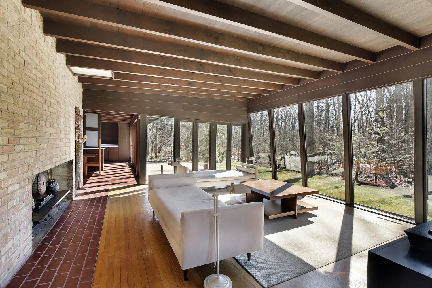 mid-century modern home in Illinois