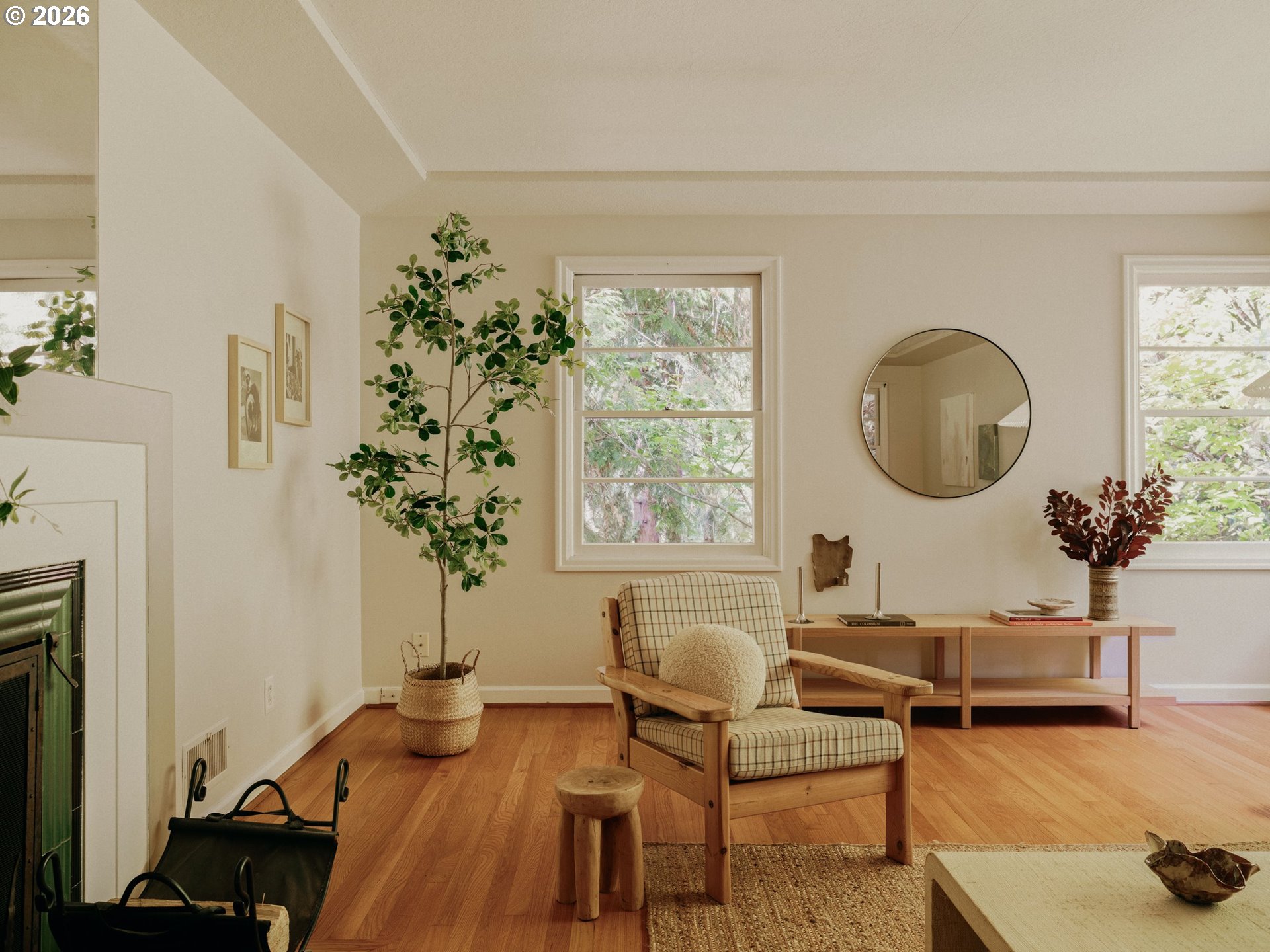 601 Southwest Chestnut Street Portland, OR 97219 - Photo 10 of 31 Living Room
