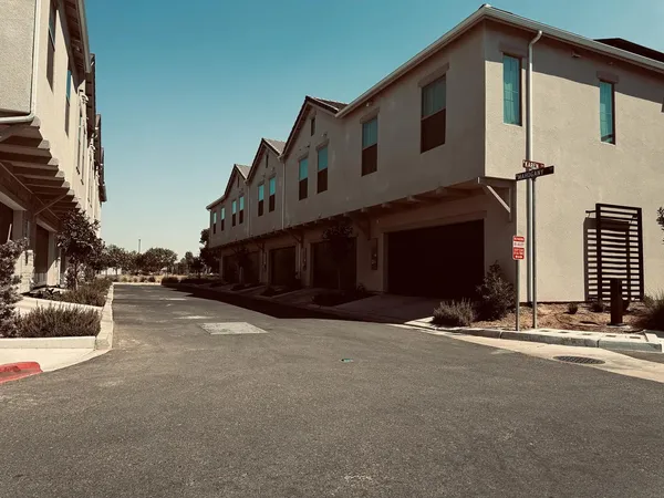 $2,200 | 413 West Mahogany Lane, Clovis, CA 93611