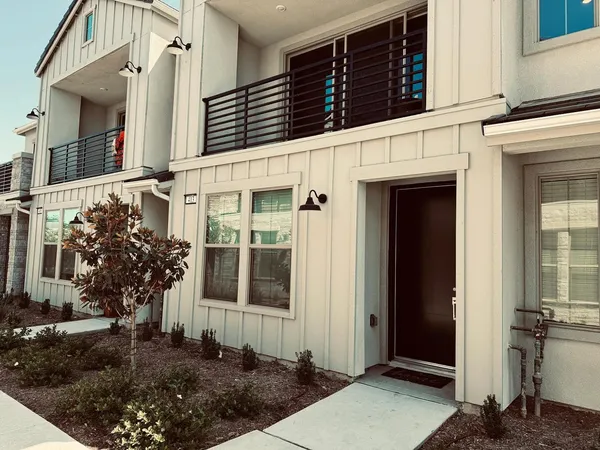 $2,200 | 413 West Mahogany Lane, Clovis, CA 93611