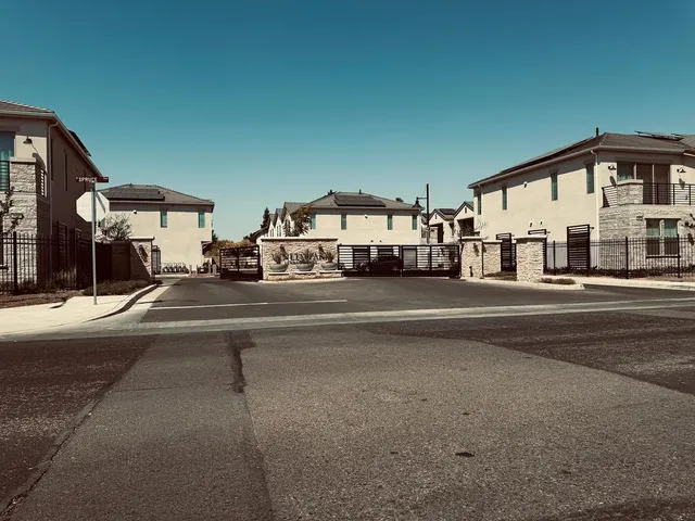 $2,500 | 413 West Mahogany Lane, Clovis, CA 93611