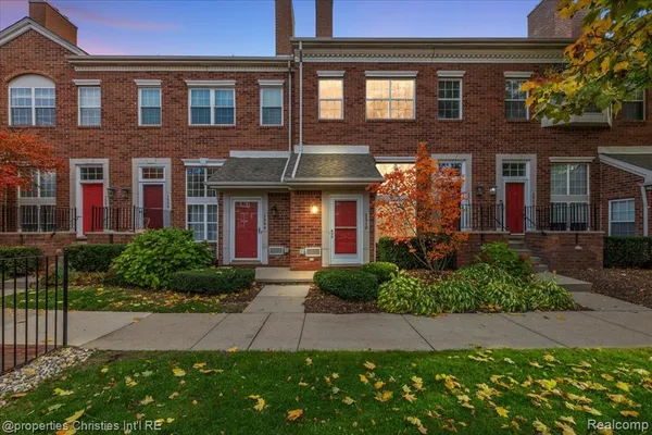 $319,000 | 1510 Maryland Club Drive, Royal Oak, MI 48067