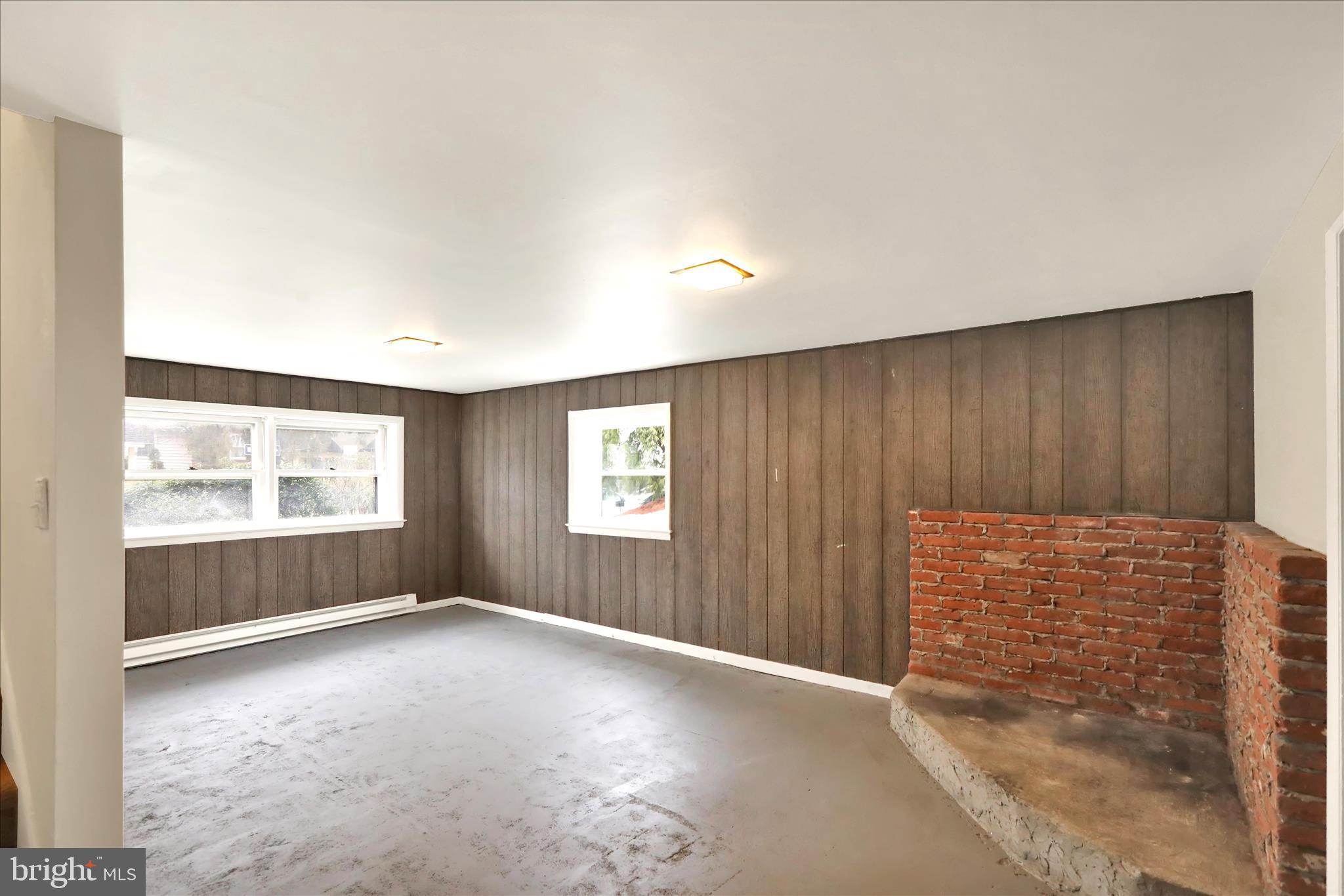 2560 Grant Street Reading, PA 19606 - Photo 27 of 30 an empty room with windows