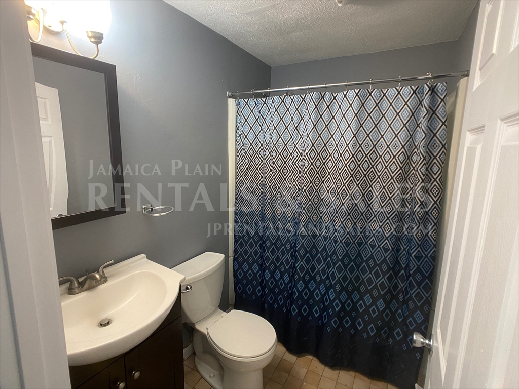 15 Pinedale Road, Unit 4 Boston, MA 02131 - Photo 6 of 11