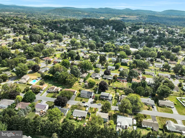 $389,950 | 124 Holly Drive, Mechanicsburg, PA 17055