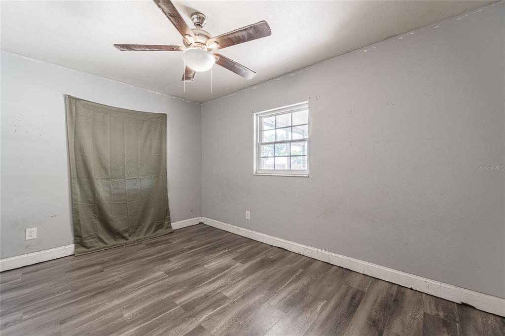 218 North Maple Lane Fort Meade, FL 33841 - Photo 22 of 37 an empty room with windows and fan
