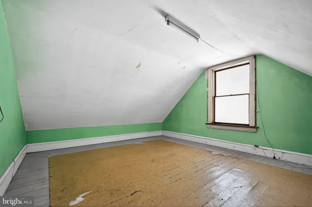 a view of empty room with window
