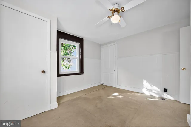 a view of empty room with window