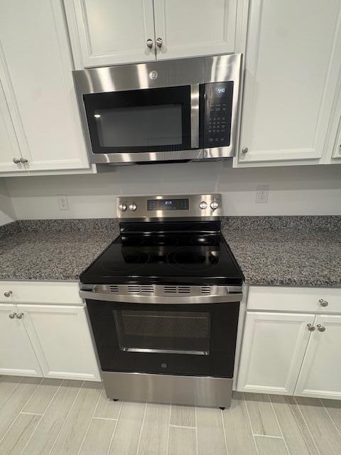 3197 Southwest Savona Boulevard Port St. Lucie, FL 34953 - Photo 6 of 34 a stove top oven sitting inside of a kitchen