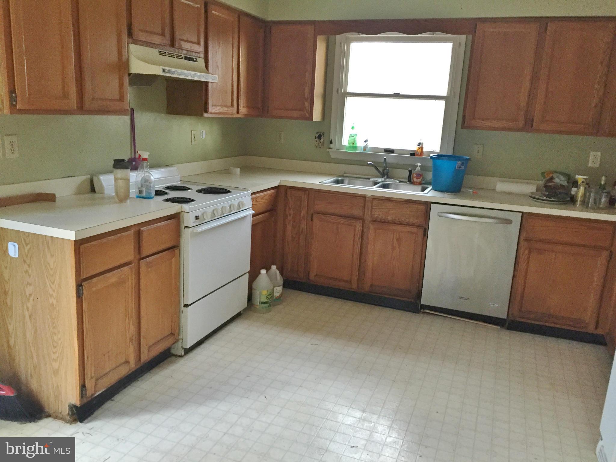 1440 Chestnut Grove Road Winchester, VA 22603 - Photo 4 of 24 Kitchen