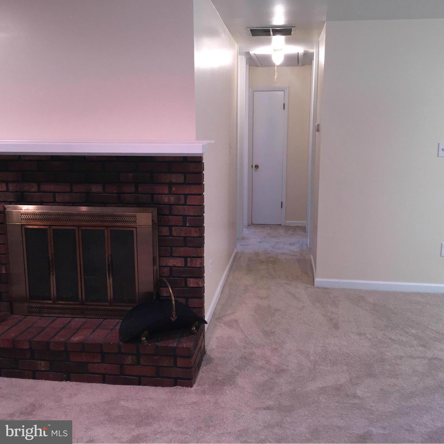 911 Regency Road Woodbridge, VA 22191 - Photo 2 of 25 Living Room