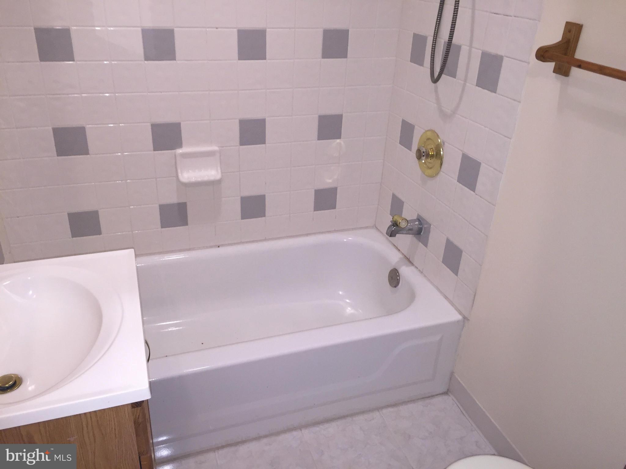 911 Regency Road Woodbridge, VA 22191 - Photo 17 of 25 Bath