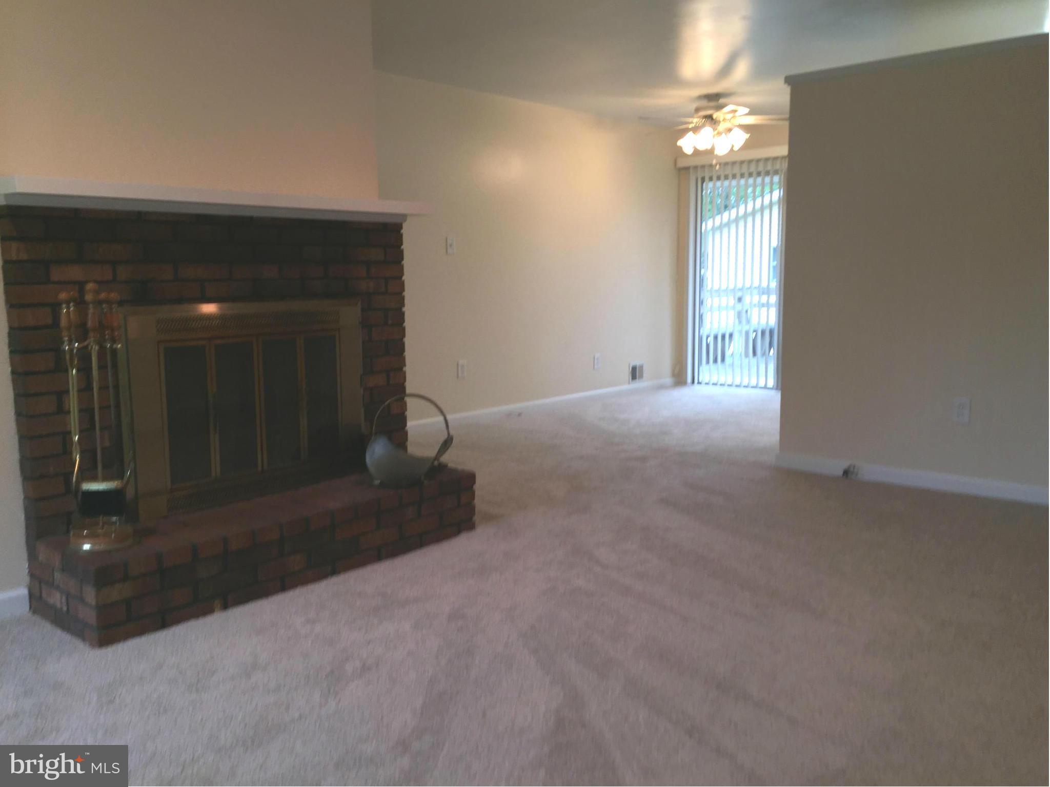 911 Regency Road Woodbridge, VA 22191 - Photo 3 of 25 Living Room