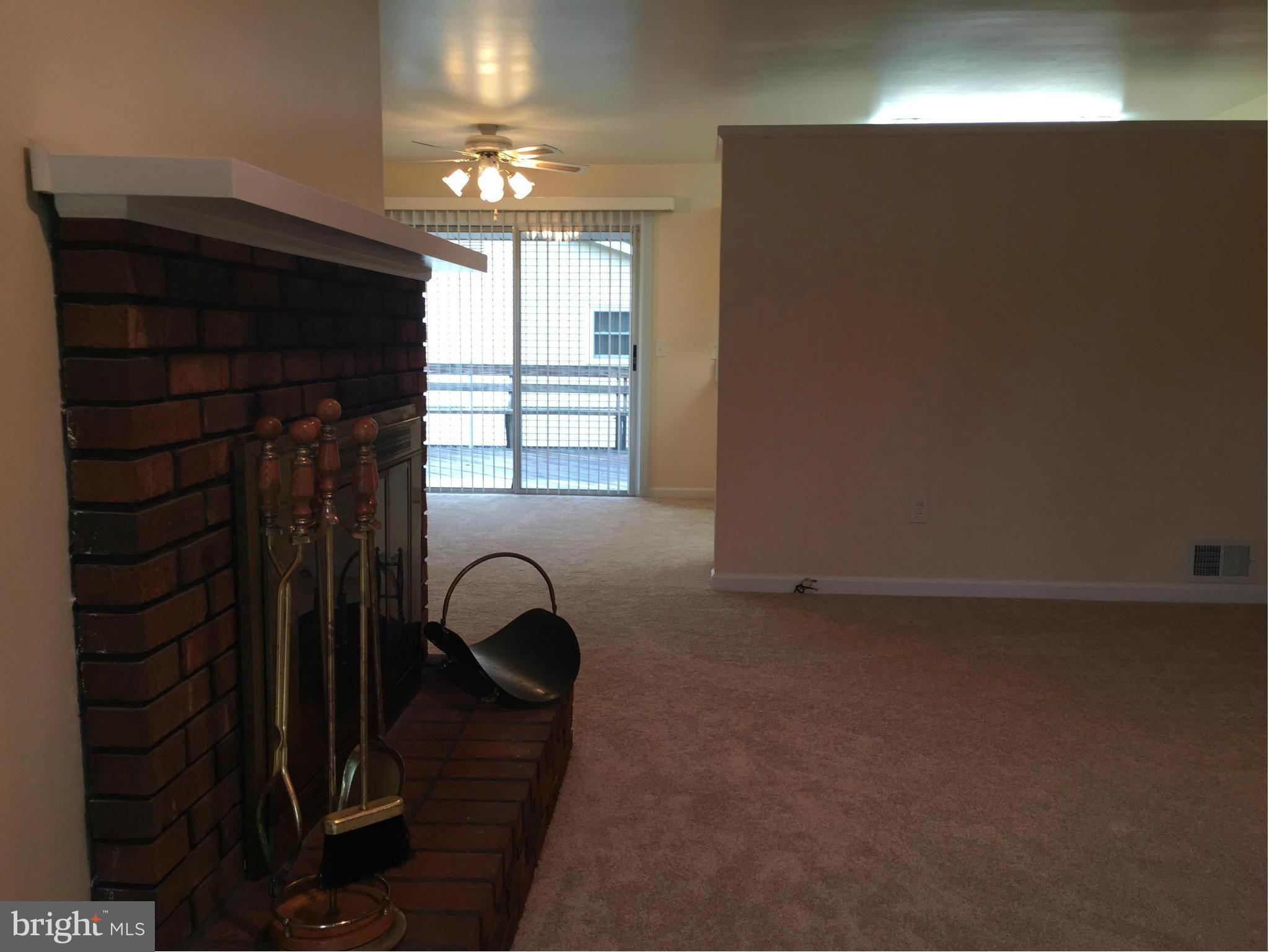 911 Regency Road Woodbridge, VA 22191 - Photo 4 of 25 Living Room