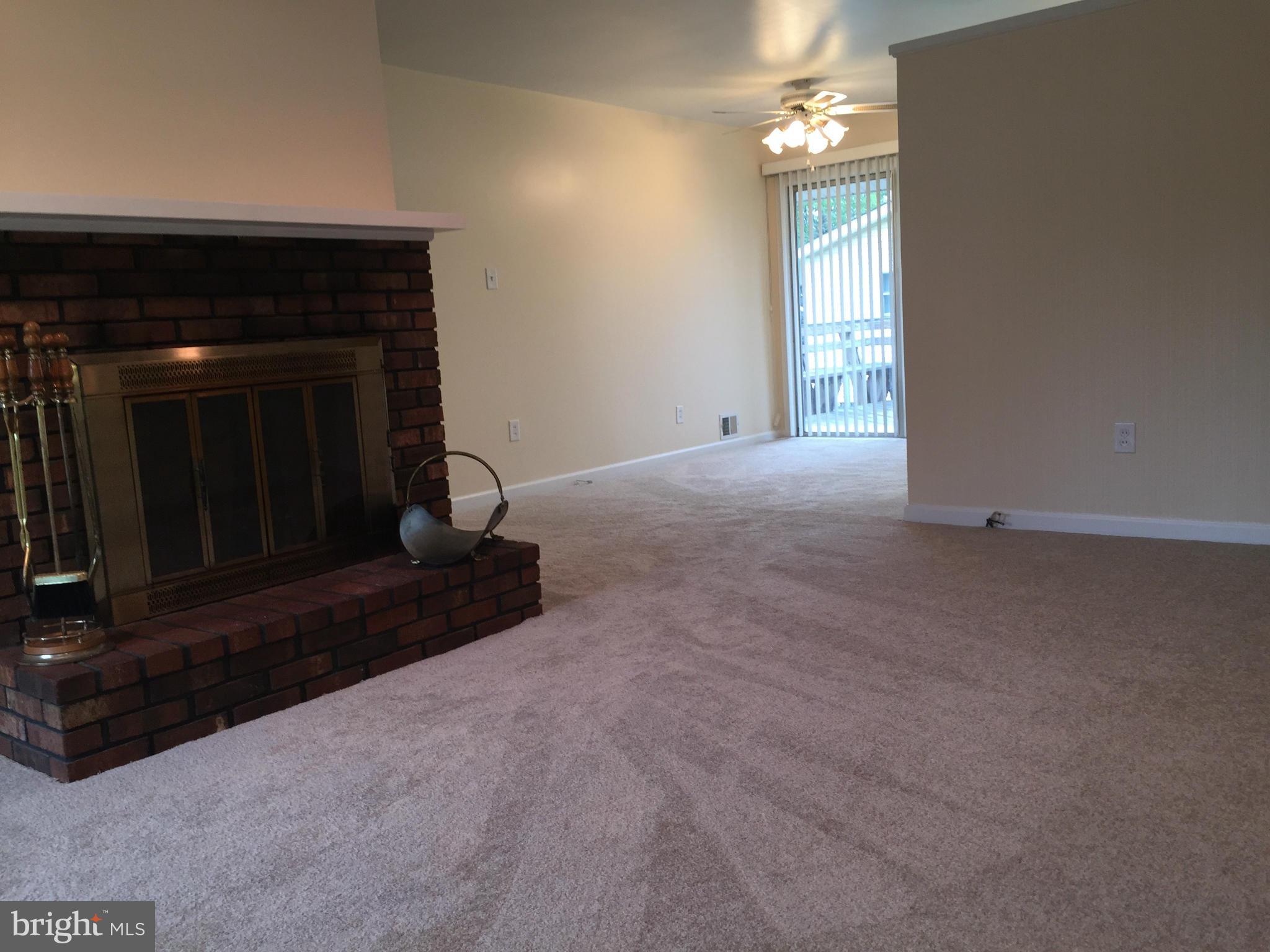 911 Regency Road Woodbridge, VA 22191 - Photo 5 of 25 Living Room