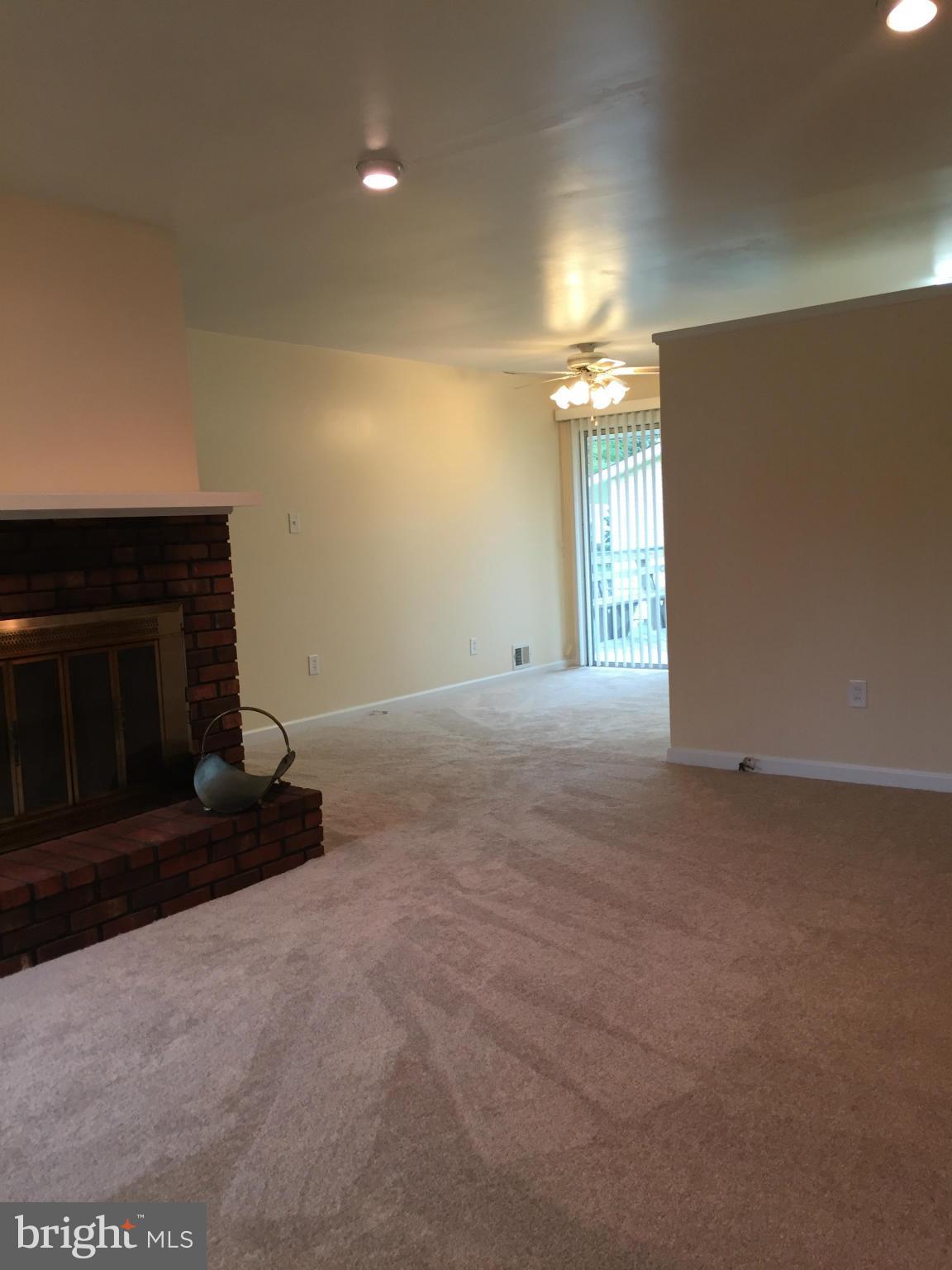 911 Regency Road Woodbridge, VA 22191 - Photo 6 of 25 Living Room