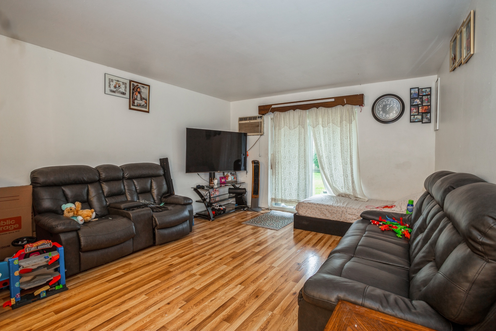 1085 Valley Lane, Unit 8113 Hoffman Estates, IL 60169 - Photo 3 of 10 a living room with furniture and a flat screen tv