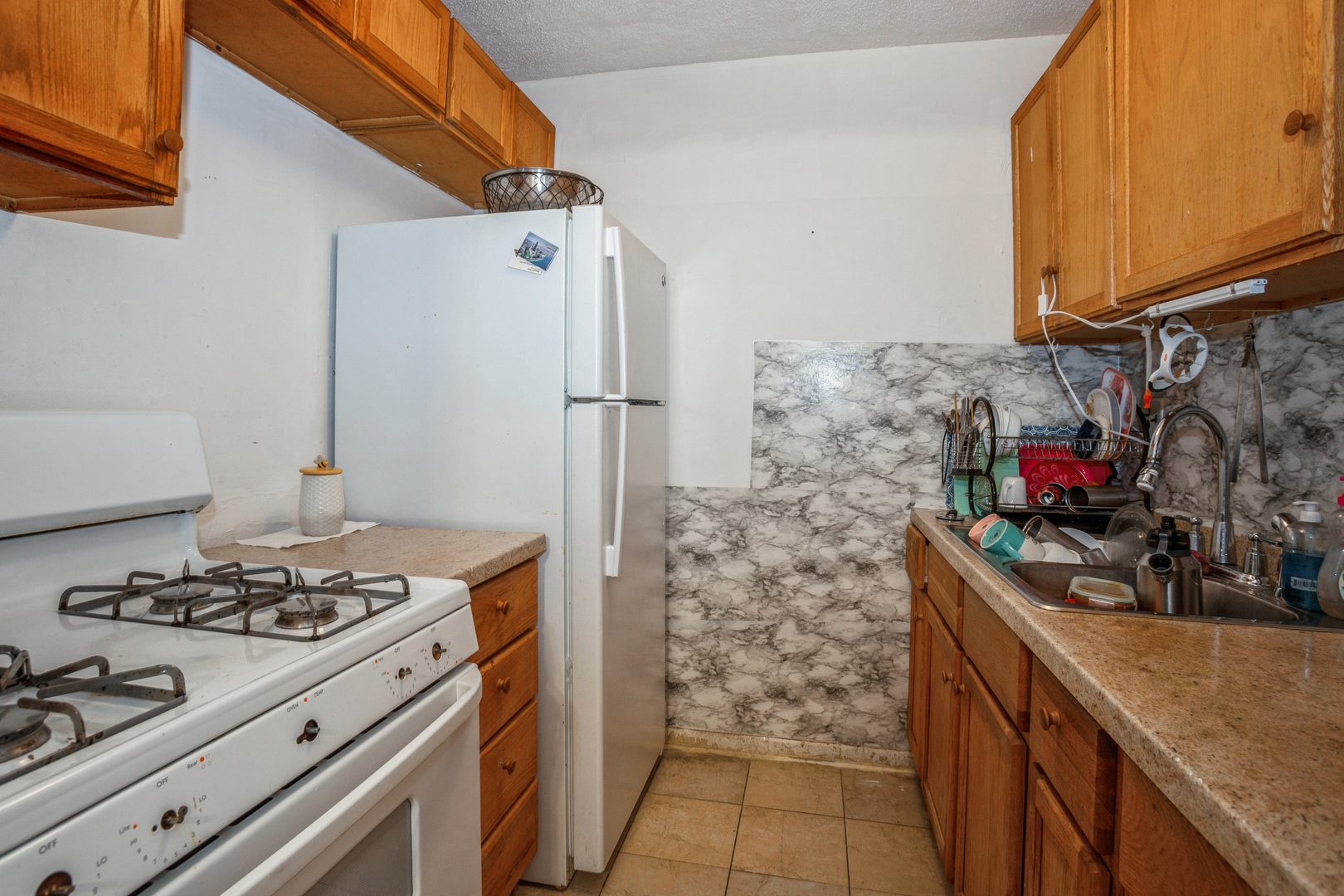 1085 Valley Lane, Unit 8113 Hoffman Estates, IL 60169 - Photo 5 of 10 a kitchen with a stove and a refrigerator