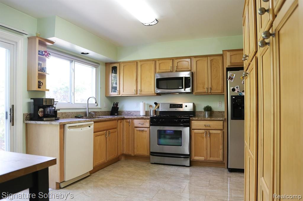 28188 Yorktown Road Farmington Hills, MI 48331 - Photo 9 of 20