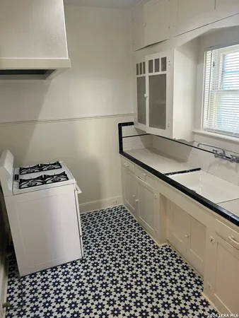 $1,200 | 1037 West Magnolia Avenue, San Antonio, TX 78201