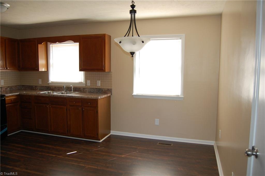 141 Maple Ridge Drive King, NC 27021 - Photo 5 of 20 Dining area