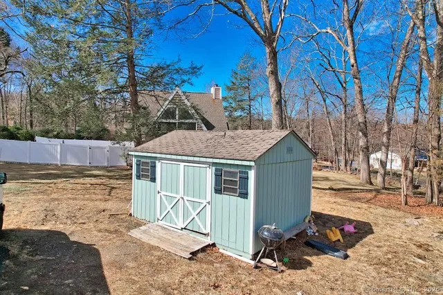 a view of a house with backyard