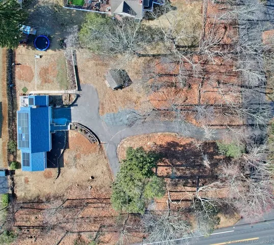 a view of a backyard