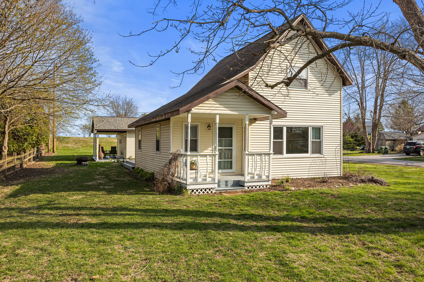 506 East State Street Mahomet, IL 61853 - Photo 1 of 36 a front view of a house with a yard