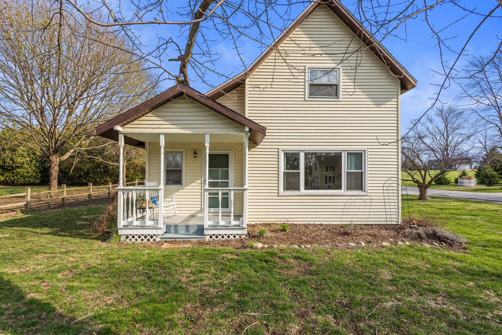506 East State Street Mahomet, IL 61853 - Photo 2 of 36 a front view of a house with garden