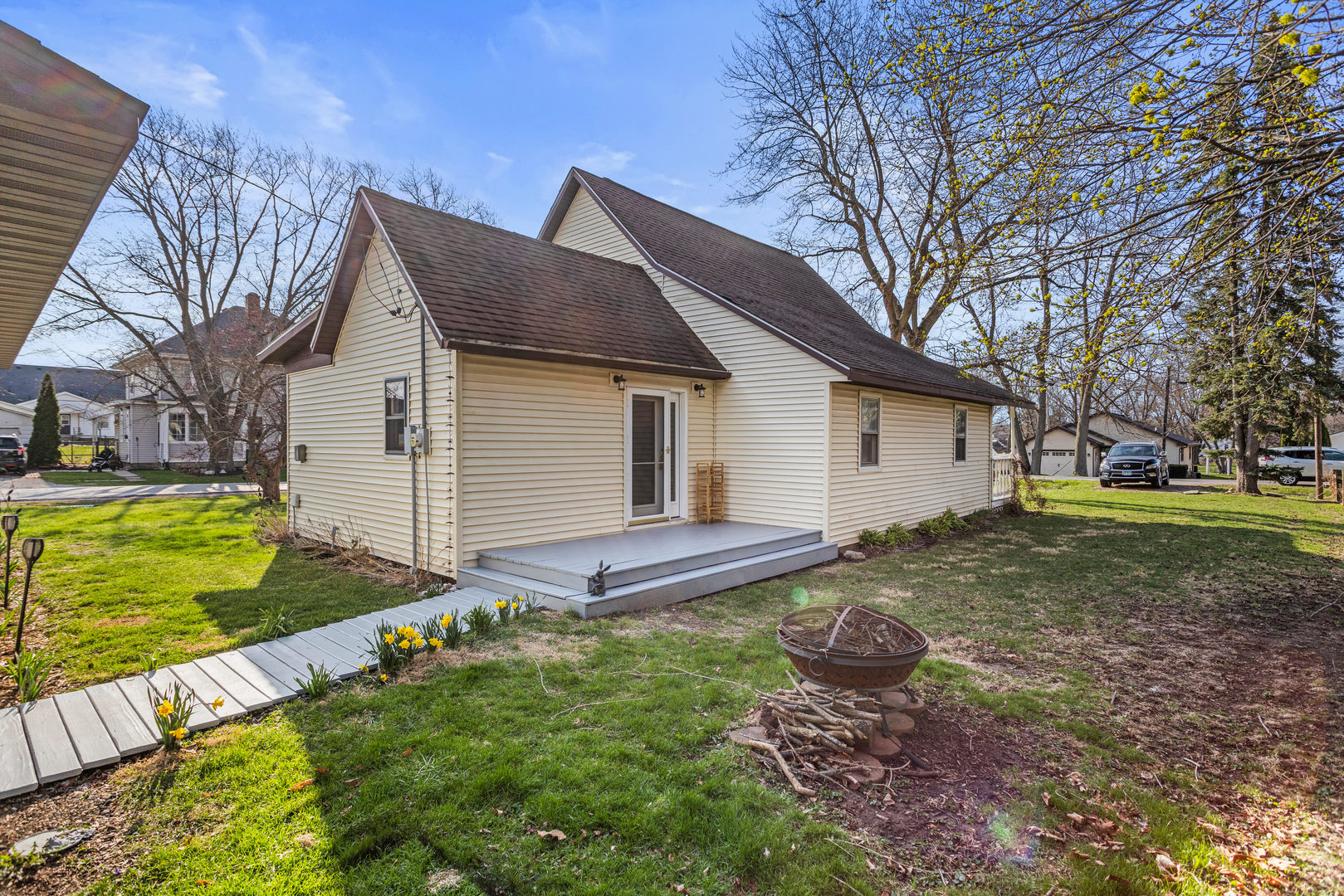 506 East State Street Mahomet, IL 61853 - Photo 32 of 36 a house view with a garden space