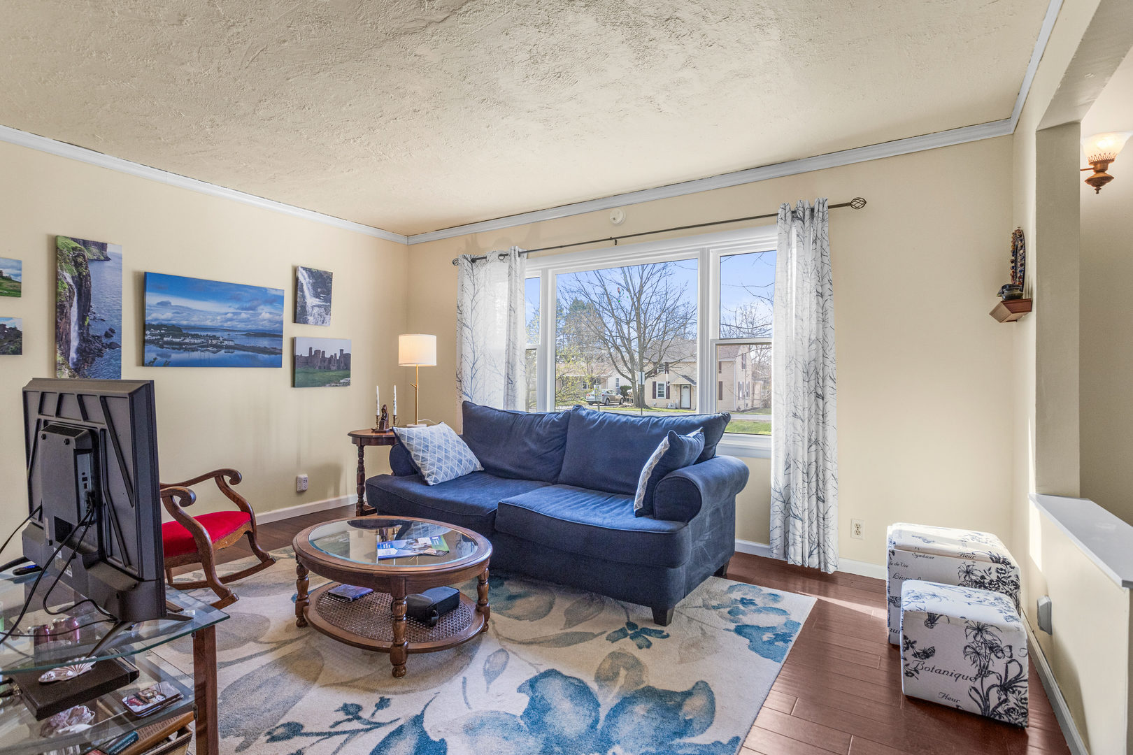 506 East State Street Mahomet, IL 61853 - Photo 8 of 36 a living room with furniture and a window