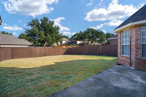 a view of a backyard