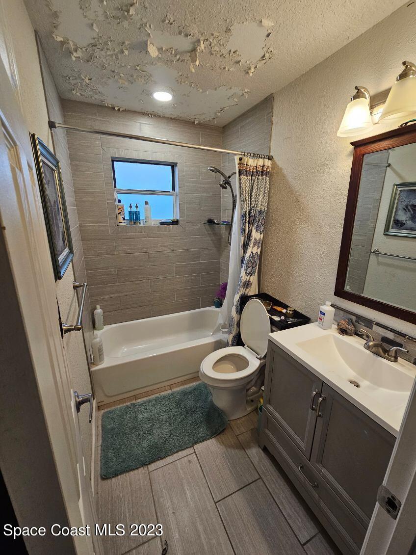 4045 Edwards Street Melbourne, FL 32901 - Photo 15 of 19 a bathroom with a toilet a sink and bathtub