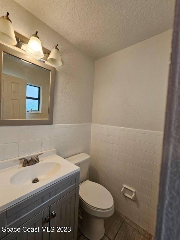 4045 Edwards Street Melbourne, FL 32901 - Photo 18 of 19 a bathroom with a sink a toilet and mirror