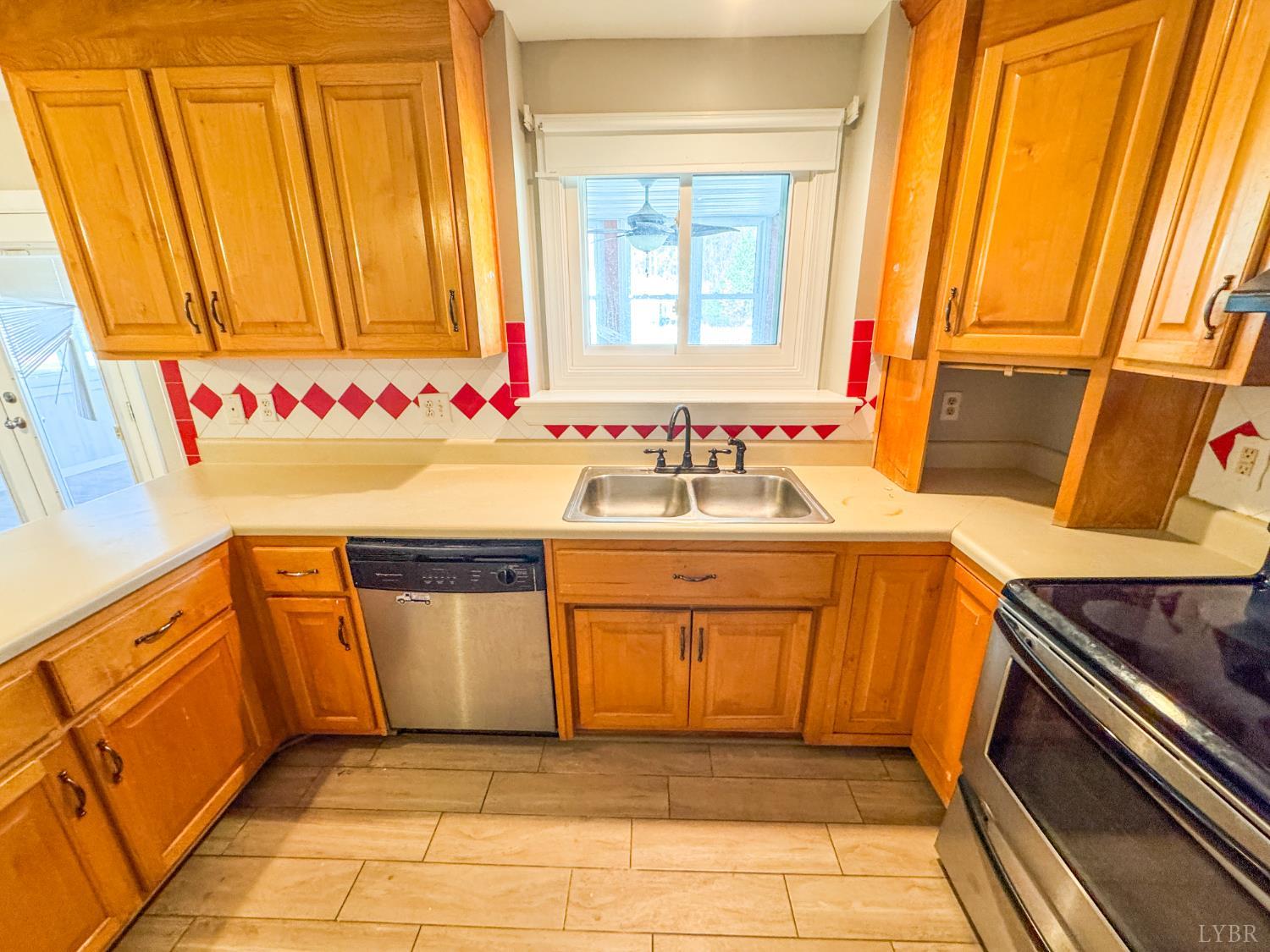 6280 Watchrun Drive Prince George, VA 23875 - Photo 14 of 47 a bathroom with a sink a mirror and a bathtub