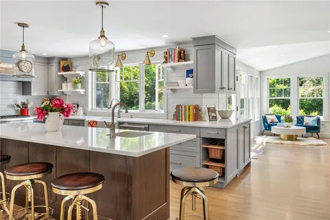 $2,250,000 | 9 Stone Tower Lane, Barrington, RI 02806