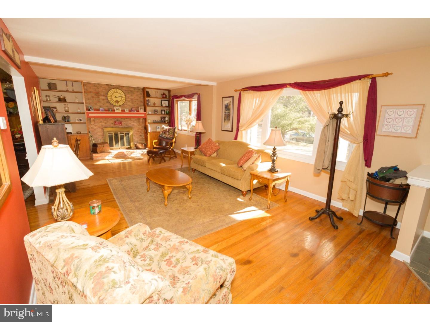 320 Upper Valley Road North Wales, PA 19454 - Photo 4 of 25 Living Room