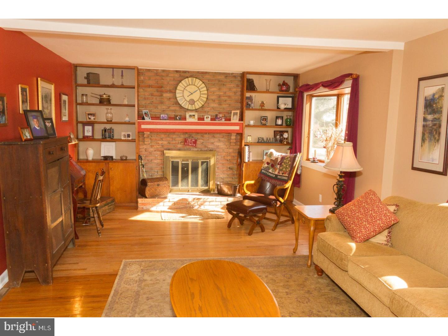 320 Upper Valley Road North Wales, PA 19454 - Photo 5 of 25 Living Room