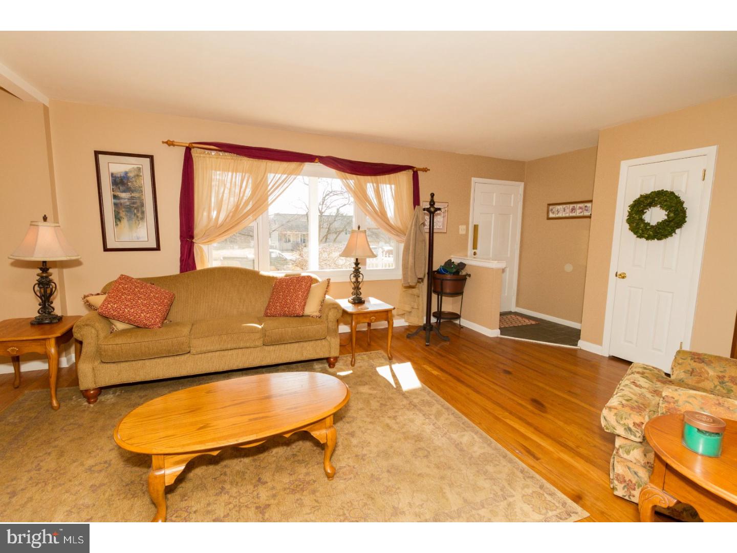 320 Upper Valley Road North Wales, PA 19454 - Photo 6 of 25 Living Room