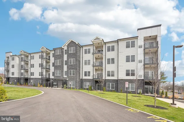 $2,495 | 2421 Bristol Road, Unit 2B302, Warrington, PA 18976