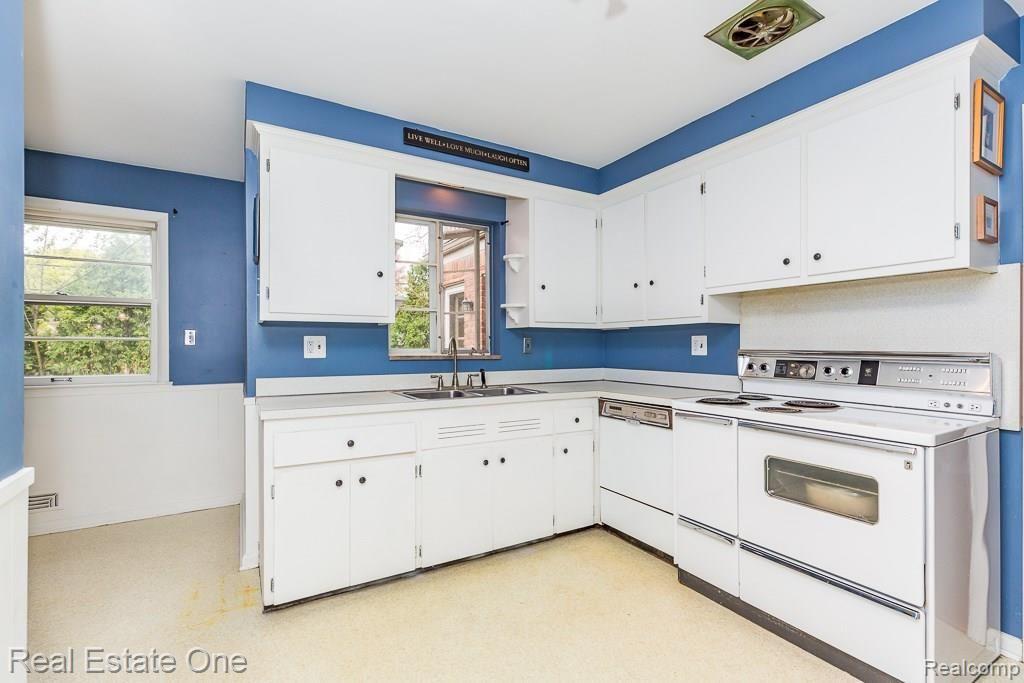 4017 Highfield Road Royal Oak, MI 48073 - Photo 10 of 25 Kitchen with backyard view