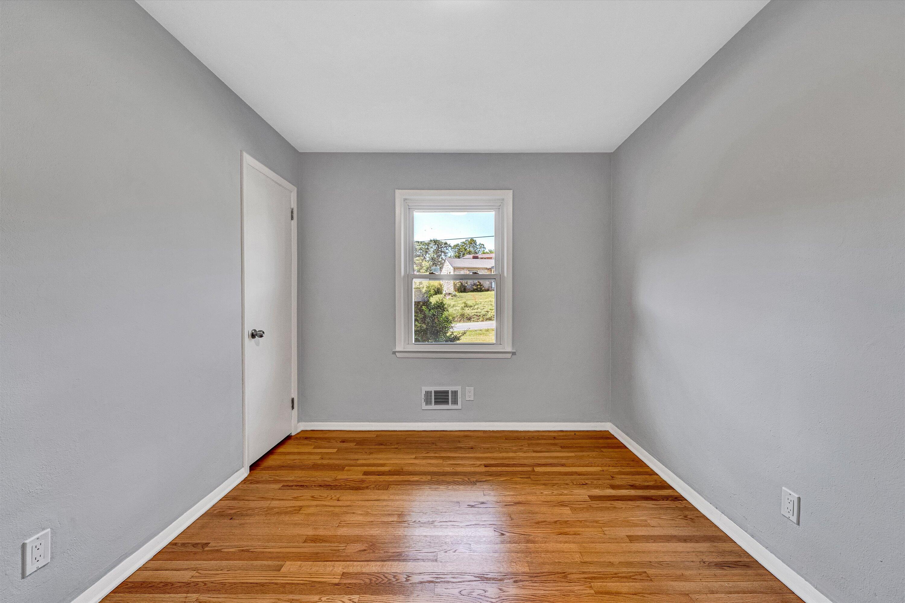 5216 Sugar Loaf Mountain Road Roanoke, VA 24018 - Photo 11 of 41 11-SGM-04880