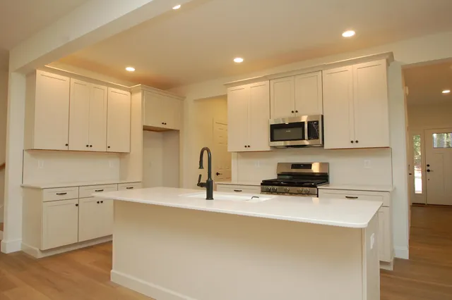 $610,000 | 21 A Griffin Road, Hudson, NH 03051