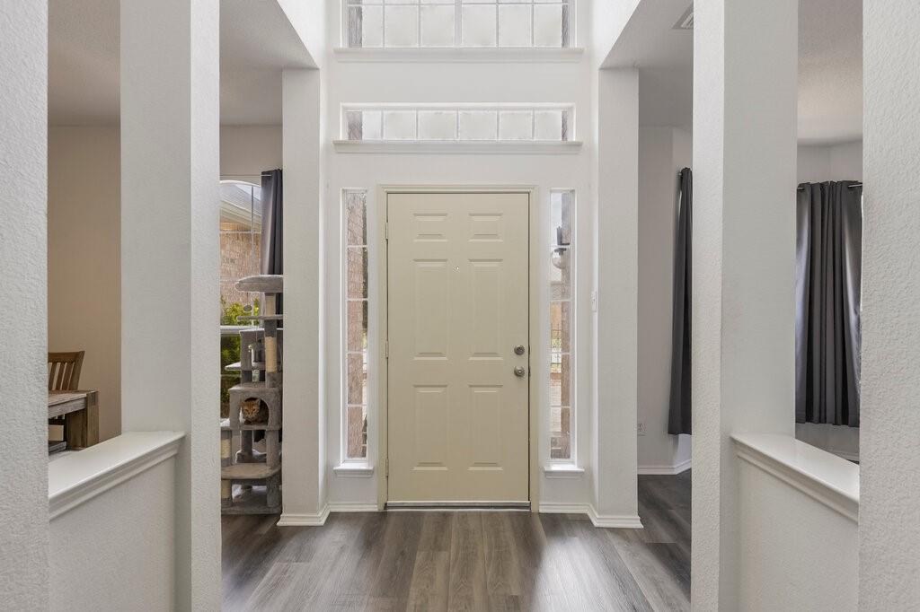 5428 Rolling Green Road Arlington, TX 76017 - Photo 5 of 29 High ceilings in the bright and open entry