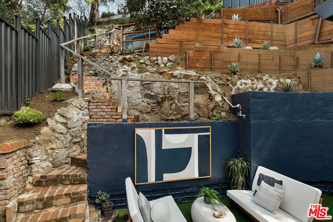 2020 Rosilla Place Los Angeles, CA 90046 - Photo 15 of 29