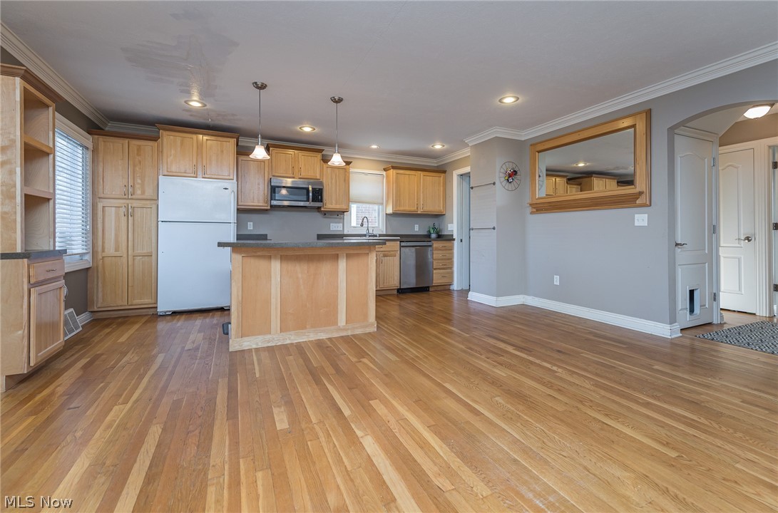 3894 Parkdale Road Cleveland, OH 44121 - Photo 9 of 35